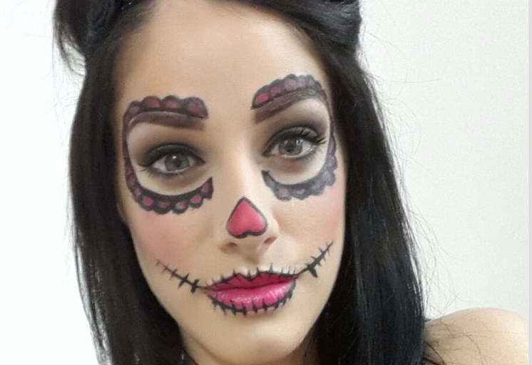 maquillage Halloween poupée avec des yeux exagérés