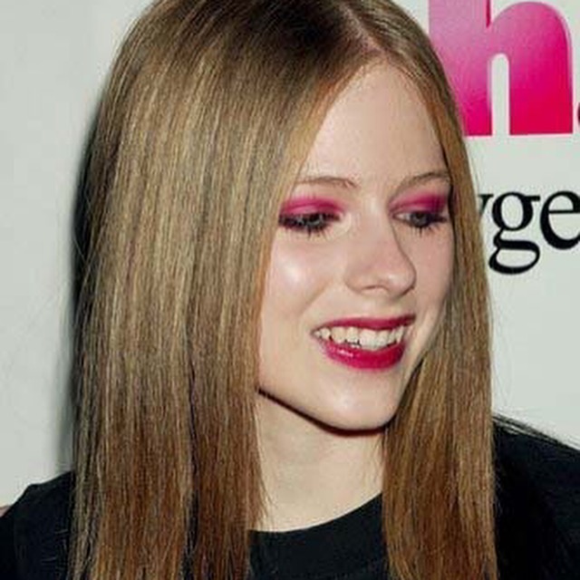 Avril Lavigne laughily.com