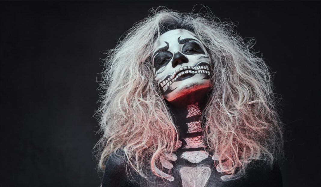 Maquillage réaliste de squelette pour Halloween