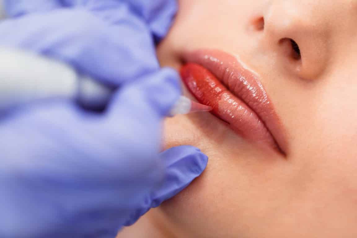 Un des techniques de maquillage permanent des lèvres