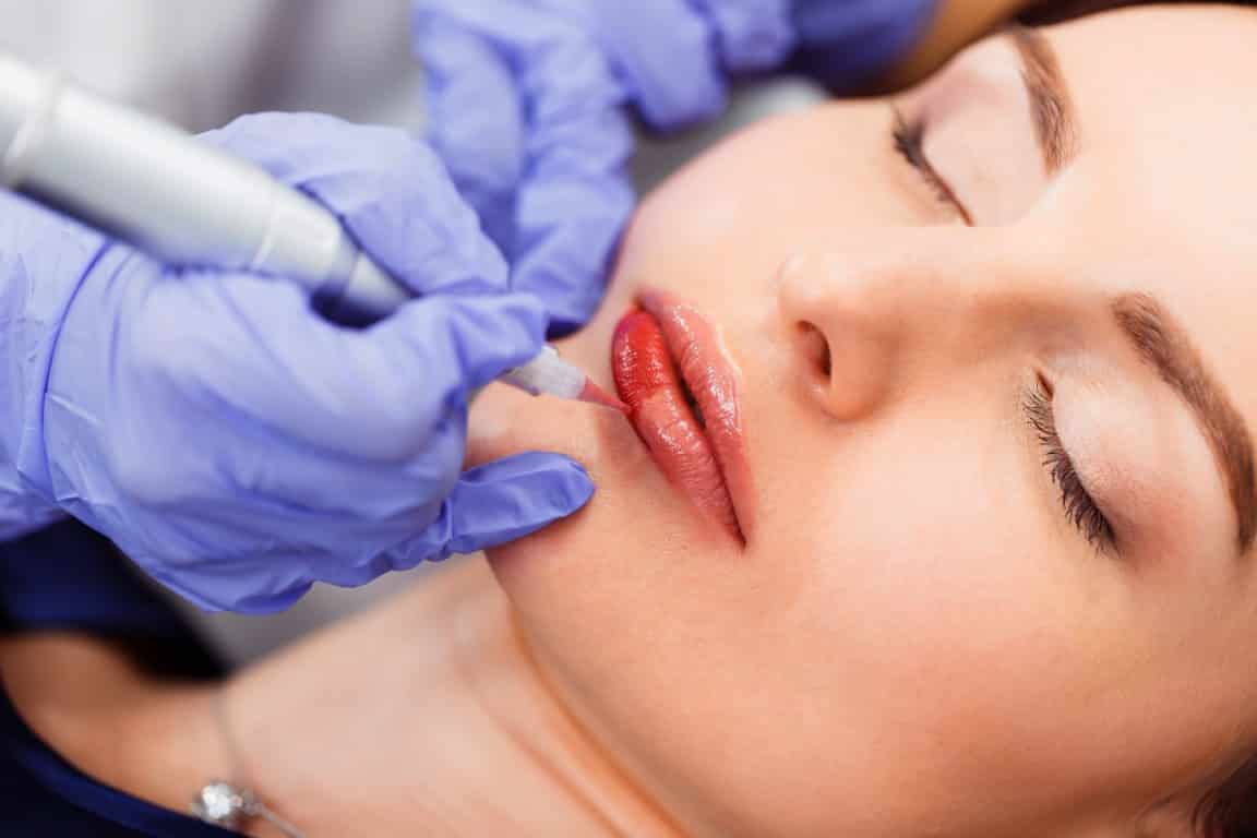 Rattraper un maquillage permanent des lèvres raté
