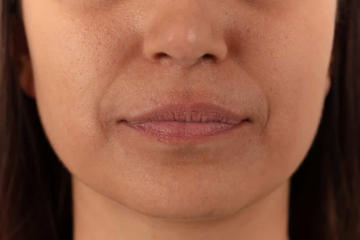 Lèvres fines d'une femme