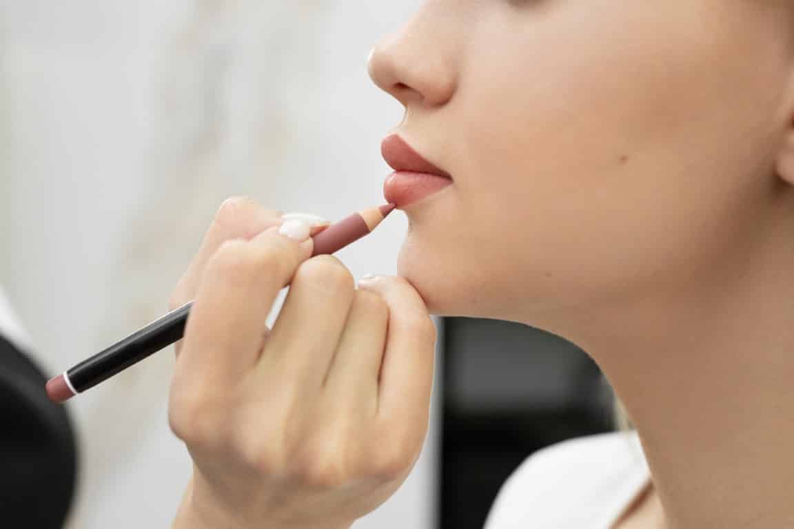 Utiliser le crayon à lèvres sur lèvres fines