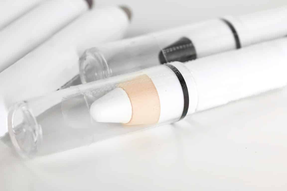 Utiliser un crayon khôl blanc aide à agrandir l'œil