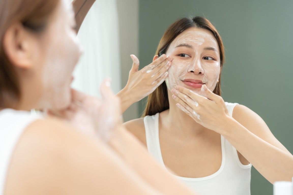 Faire un soin exfoliant sur la peau du visage